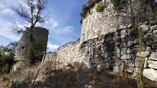 Кладка древней крепости в Абхазии